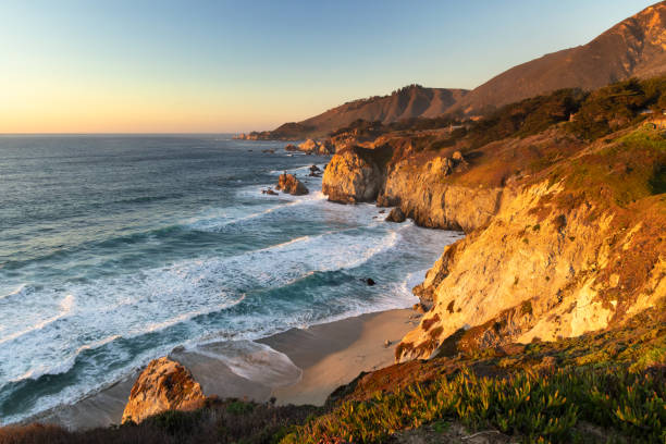 malerischer blick auf den sonnenuntergang am rocky creek point, kalifornien - coastline big sur california pacific ocean stock-fotos und bilder