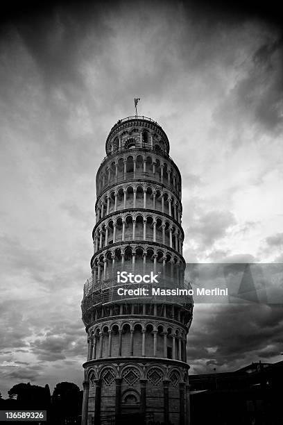 Torre Di Pisa - Fotografie stock e altre immagini di Ambientazione esterna - Ambientazione esterna, Appoggiarsi, Architettura