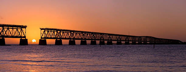 Coucher de soleil sur le pont dans les keys de Floride, du parc d'État de Bahia Honda - Photo