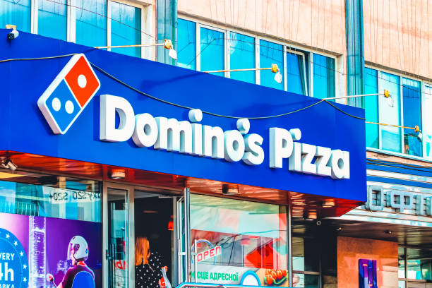 logo pizzy dominos, domino's pizza to amerykańska międzynarodowa sieć pizzerii - dominos pizza zdjęcia i obrazy z banku zdjęć