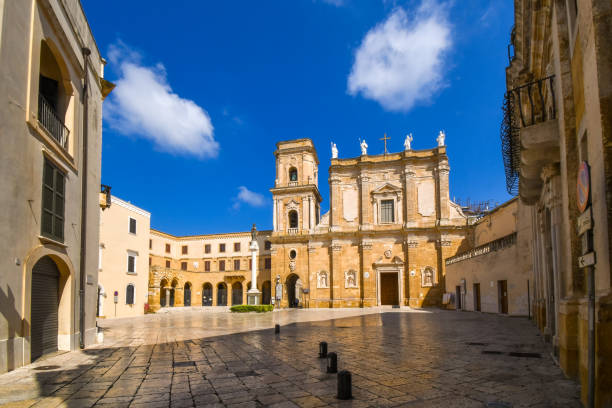 la cathédrale du duomo sur la piazza duomo à brindisi, en italie, dans la région des pouilles du sud. - brindisi photos et images de collection