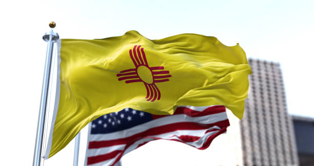 風に手を振るニューメキシコ州のアメリカの国旗 - new mexico flag ストックフォトと画像