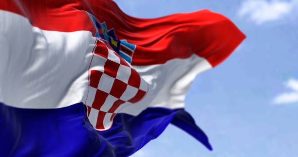 particolare della bandiera nazionale della croazia che sventola nel vento in una giornata limpida - croatian flag foto e immagini stock