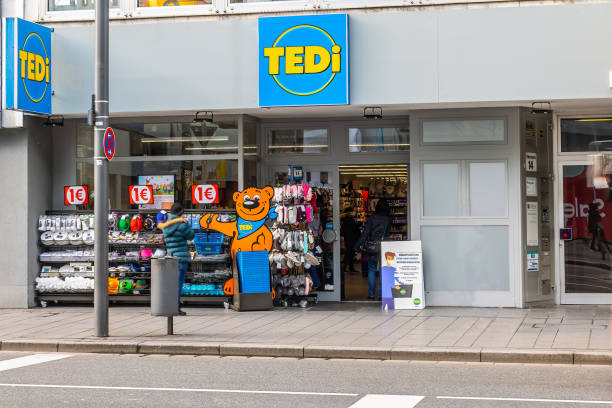 vor dem örtlichen tedi-laden. tedi ist eine deutsche warenhauskette für verschiedene billigprodukte. - discountladen stock-fotos und bilder