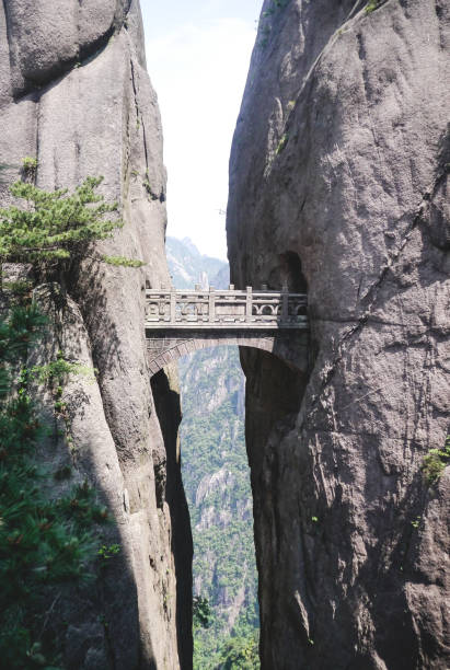 сказочный мост - huangshan mountains стоковые фото и изображения