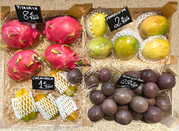 fruits tropicaux - market stall spain fruit trading photos et images de collection