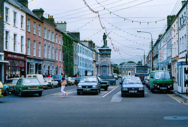 old positive film scan, street view w tralee, hrabstwo kerry, irlandia - scenics county kerry republic of ireland irish culture zdjęcia i obrazy z banku zdjęć