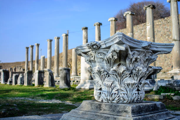 une vue des colonnes de l’acropole dans l’ancienne ville de pergame - bergama photos et images de collection