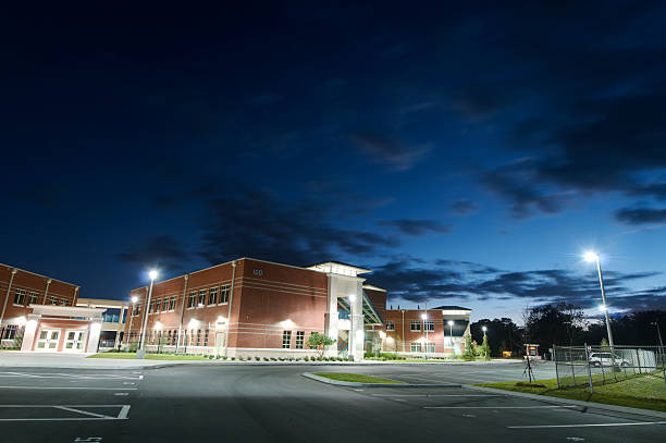 high school di notte - school secondary school building building exterior high school foto e immagini stock