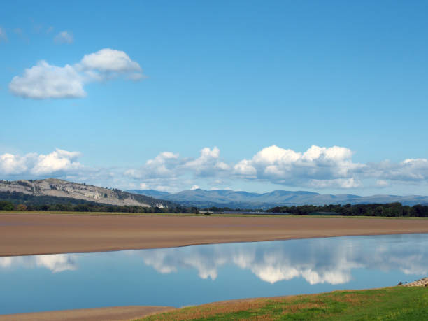 blick auf den fluss kent in der nähe von arnside und sandside in cumbria mit den umliegenden seenhügeln - morecombe bay stock-fotos und bilder