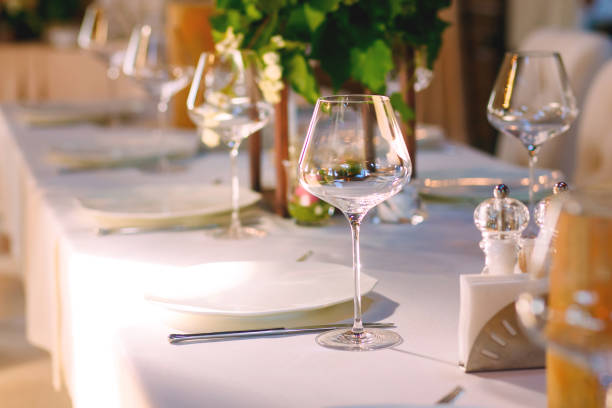 elegante servizio di impostazione del tavolo del ristorante per la reception con carta riservata - champagne wedding luxury dinner foto e immagini stock