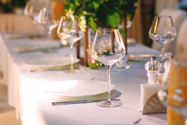 예약 카드로 리셉션을 위한 우아한 레스토랑 테이블 설정 서비스 - wedding champagne table wedding reception 뉴스 사진 이미지