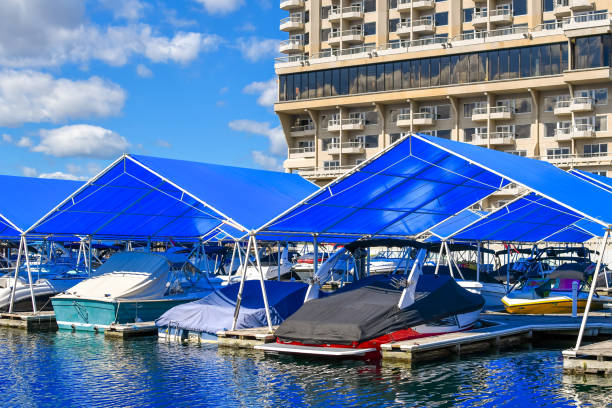 barcos en un resbalón cubierto en un puerto deportivo del resort - berth fotografías e imágenes de stock