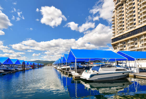 barcos em deslizamentos cobertos em uma marina do lago em coeur d'alene, idaho, eua - dalene - fotografias e filmes do acervo