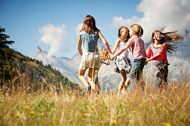 kinder spielen im feld - resting place stock-fotos und bilder