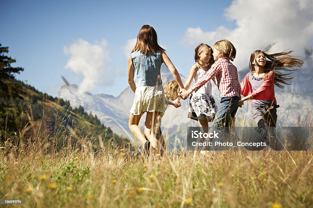 Enfants jouant ensemble dans le champ - Photo de Enfant libre de droits