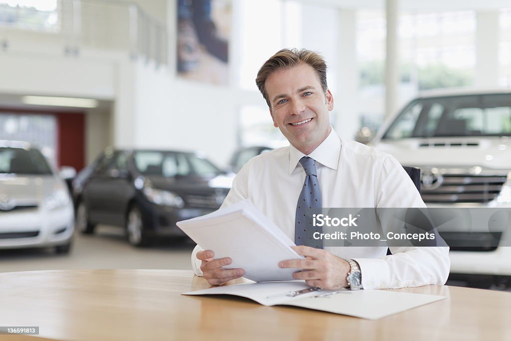 Vendedor de carro com papéis na mesa - Foto de stock de Vendendor de Carro royalty-free