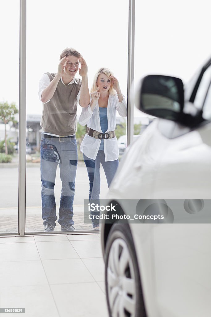 Paar im Autohaus entfernen - Lizenzfrei Auto Stock-Foto