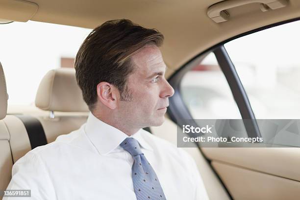 Biznesmen Jazdy W Tył Siedzenia Samochodu - zdjęcia stockowe i więcej obrazów Biznesmen - Biznesmen, Profil - Z boku, Tylne siedzenie