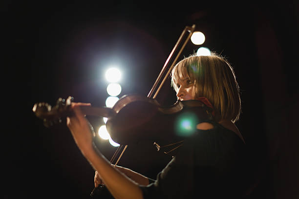 reproductor de violín en la orquesta - violin women violinist music fotografías e imágenes de stock