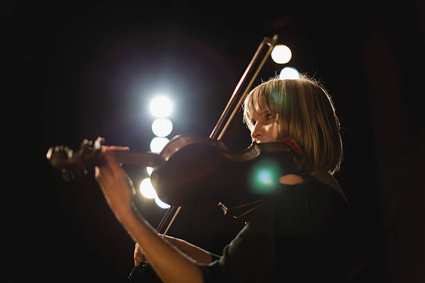 de violino na orquestra - violin women violinist music imagens e fotografias de stock