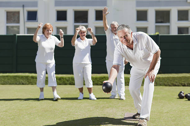 personas mayores jugar bolos sobre hierba - team sport enjoyment horizontal looking at camera fotografías e imágenes de stock