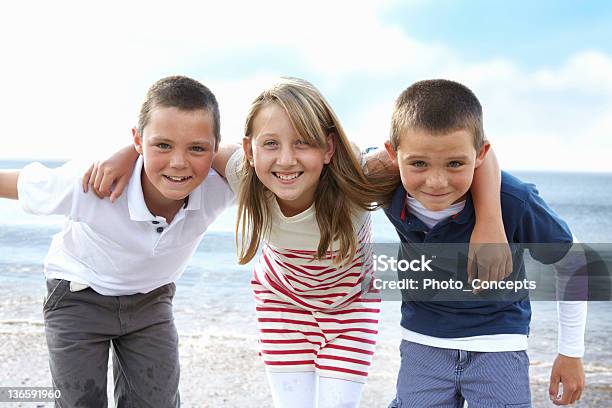 Bambini In Piedi Insieme Sulla Spiaggia - Fotografie stock e altre immagini di Persone - Persone, Regno Unito, 10-11 anni