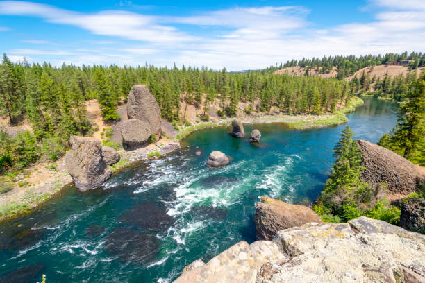 vista desde el mirador de las enormes rocas a lo largo del río spokane en bowl and pitcher dentro del parque estatal riverside en spokane washington - spokane fotografías e imágenes de stock