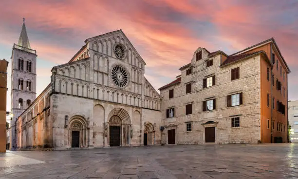 panoramic view of the facade of the Cathedral of St. Anastasia at sunrise in Zadar, Croatia"r"n