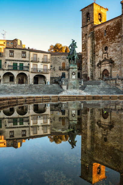 plaza principal de la ciudad de trujillo en españa con la estatua ecuestre de francisco pizarro, conquistador del perú. - caceres fotografías e imágenes de stock