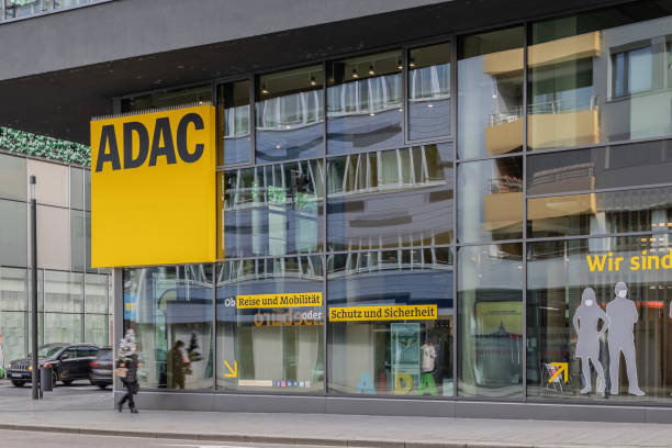 frente a la oficina local de adac. adac es la asociación más grande de europa para los intereses del automovilismo, el automovilismo y el turismo - motoring fotografías e imágenes de stock