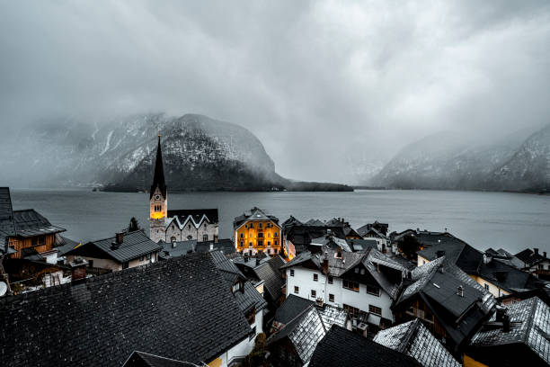 the winter magic of hallstatt - winter lake snow fog imagens e fotografias de stock