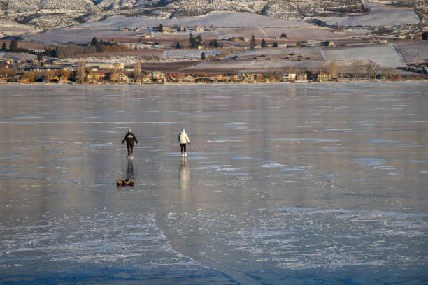 pattinatori su un lago ghiacciato in inverno - 5547 foto e immagini stock