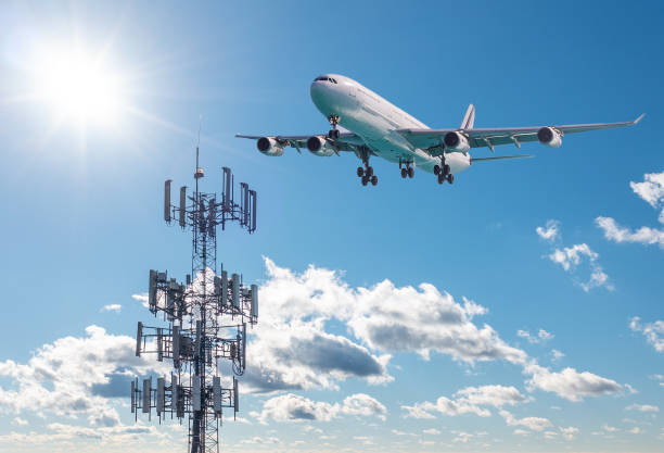 항공기가 착륙하는 5g 휴대 전화 또는 모바일 서비스 타워 - altitude dial 뉴스 사진 이미지