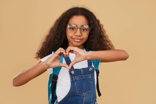 modna etniczna dziewczyna gestykulująca sercem - glasses child little girls african ethnicity zdjęcia i obrazy z banku zdjęć