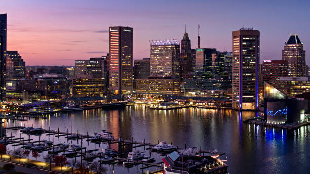 inner harbor marina e downtown baltimore em twilight - aéreo - baltimore maryland inner harbor skyline - fotografias e filmes do acervo