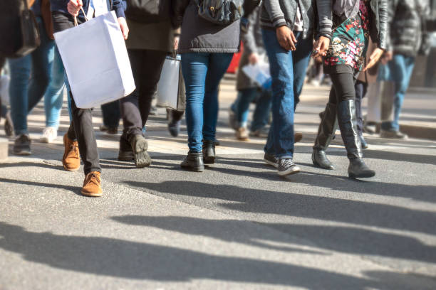 busy street filled with commuters and shoppers - crowd store europe city street imagens e fotografias de stock