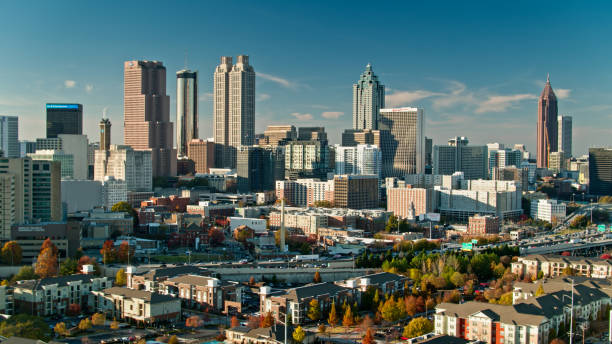 vue de drone sur sweet auburn vers le centre-ville d’atlanta - georgia state photos et images de collection