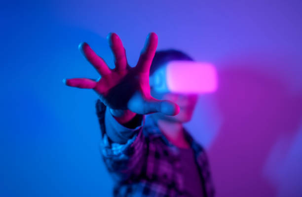 uomo che sperimenta l'auricolare degli occhiali di realtà virtuale, foto stock - catch light foto e immagini stock
