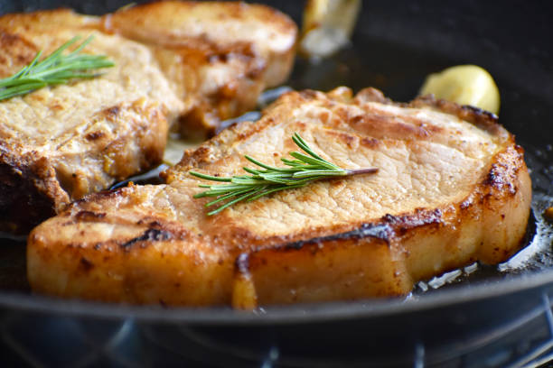 côtelettes de porc dans une casserole. - morceau de viande photos et images de collection