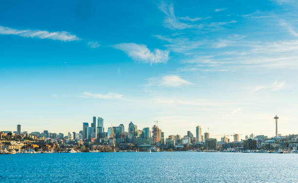 seattle cityskyline sobre lake union em dia ensolarado, seattle, washington, eua. - marina lake nautical vessel water - fotografias e filmes do acervo