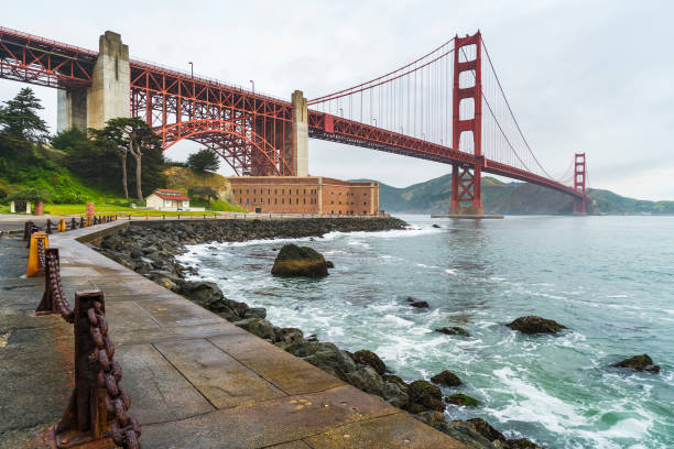 水に照明と反射と夕暮れ時の黄金のゲート,サンフランシスコ,カリフォルニア,アメリカ. - baker beach ストックフォトと画像