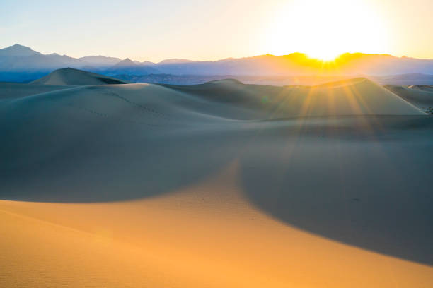 hermoso paisaje de mesquite flat sand dunes. parque nacional del valle de la muerte, california, estados unidos. - sand dune sand orange california fotografías e imágenes de stock