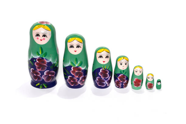 白い背景に緑の色のネスティング人形。ロシアの国民のお土産。マリョーシュカ - babushka russian nesting doll doll green ストックフォトと画像