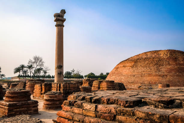 ashoka pillar à vaishali dans le bihar, inde - stupa photos et images de collection