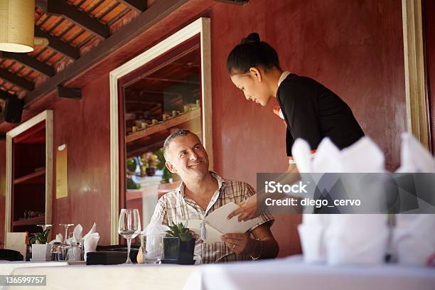 Asiatischen Kellnerin Im Gespräch Mit Kunden Im Restaurant Stockfoto und mehr Bilder von Asiatischer und Indischer Abstammung