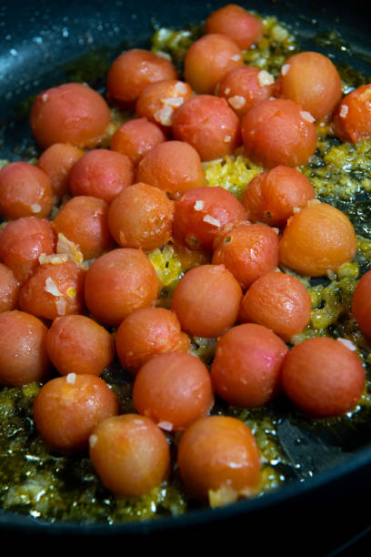 생선 조리법, 붉은 숭어의 필레, 으깬 체리 토마토와 올리브 - esperanza base 뉴스 사진 이미지
