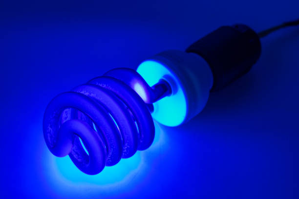 compact uv - ultraviolet ccfl - lampe fluorescente à cathode froide sur surface blanche - compact fluorescent lightbulb photos photos et images de collection