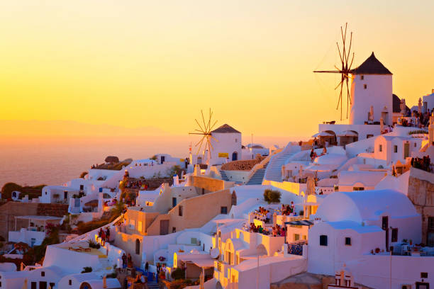 atardecer en la isla de santorini, grecia - santorini greece villa beach fotografías e imágenes de stock