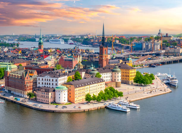 panorama de la vieille ville de stockholm (gamla stan) depuis le sommet de l’hôtel de ville au coucher du soleil, suède - local landmark old town skyline cathedral photos et images de collection